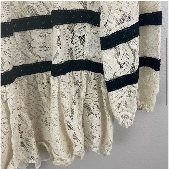 Ryu Cream Lace w/ Black Trim Long Sleeve Pleated Back Blouse - Picture 4 of 8